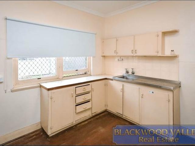 GIFFORD ROAD FLAT AVAIABLE