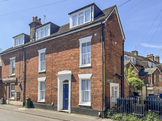 Gigant Street, Salisbury SP1 3 bed terraced house to rent £1,100 pcm £254 pw