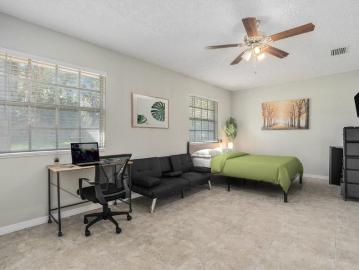 Elfers, Pasco County, Florida, USA - Equipped kitchen