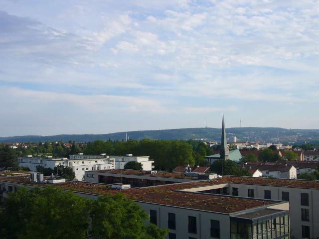 Gigantischer Ausblick: 2 Zi Wohnung mit Balkon und Einbauküche in Stuttgart