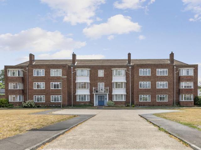 Giggs Hill Gardens, Surrey KT7 2 bed maisonette to rent £2,200 pcm £508 pw