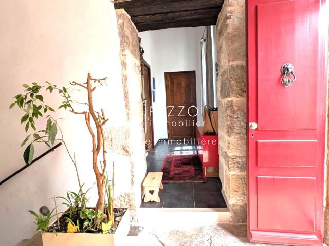 Gigny Jura maison en pierre de 172m2 avec studio, garage, cave