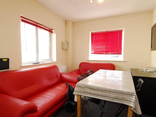 Gilwell Street, Flat 3, Plymouth PL4, 2 bed flat to rent, £637 pcm | PrimeLocation