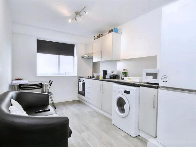 Gilwell Street, Plymouth PL4 2 bed flat to rent £1,309 pcm £302 pw