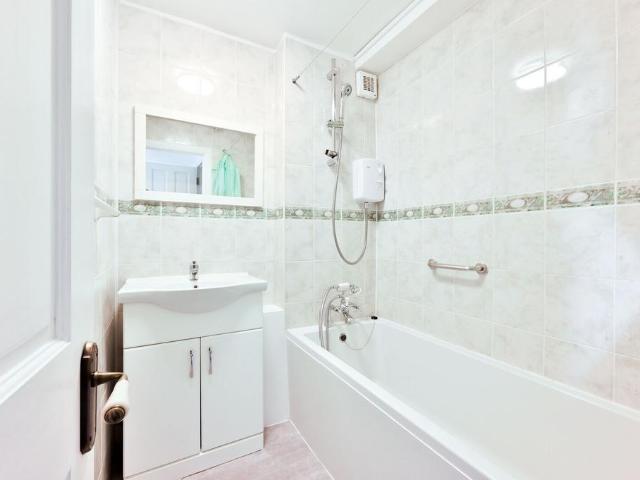 Gilbert Court, Ealing Broadway. 2 bed flat to rent £3,250 pcm £750 pw