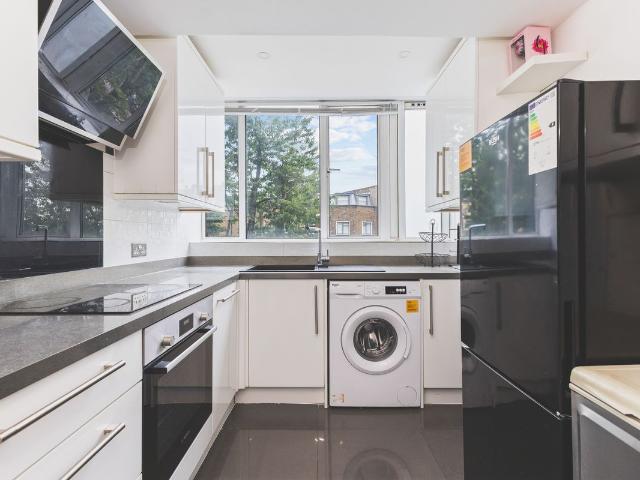 Gilbert House, Lupus Street, London SW1V, 3 bed flat to rent, £3,000 pcm | PrimeLocation