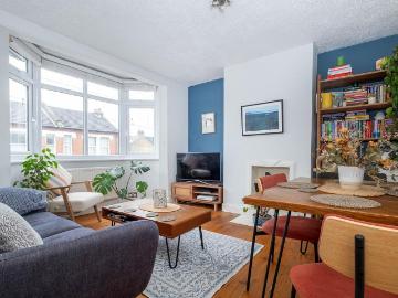 Gilbert Road Wimbledon SW19 2 bed flat to rent £2,250 pcm £519 pw