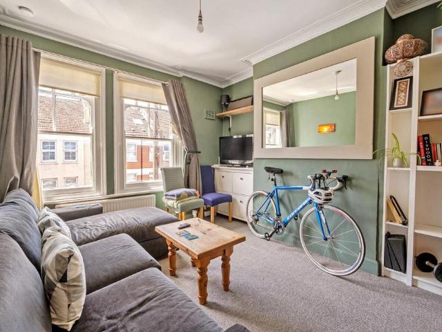 Gilbey Road, Tooting, London, SW17 2 bed flat to rent £2,400 pcm £554 pw