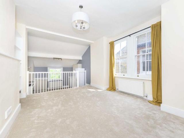 Gilbey Road, London SW17 2 bed flat to rent £2,250 pcm £519 pw