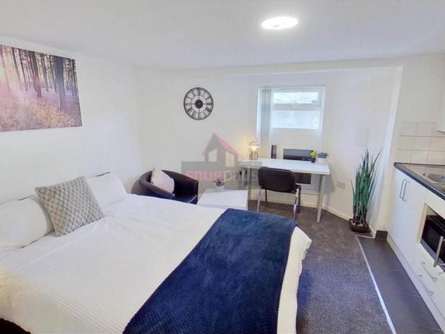 Gildabrook Road, Salford, Studio to rent £790 pcm £182 pw