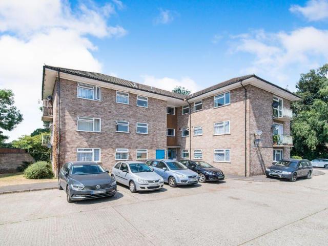 Giles Court, Tadley 2 bed apartment to rent £1,000 pcm £231 pw