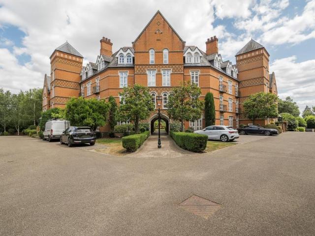 Gillespie House, Holloway Drive. 2 bed apartment to rent £2,150 pcm £496 pw