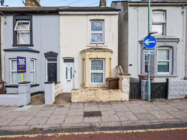 Gillingham ME7, 2 bed end terrace house to rent, £1,150 pcm | PrimeLocation