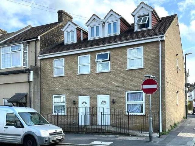 Gillingham Road, Gillingham ME7, 1 bed flat to rent, £800 pcm | PrimeLocation