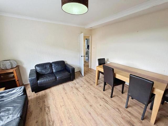 Gilmerton Dykes Drive, Edinburgh, EH17 2 bed semi detached house to rent £1,270 pcm £293 pw