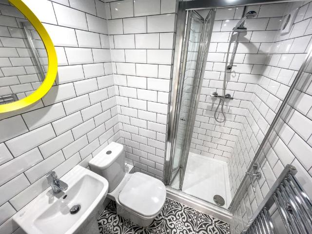 Gilroy Road, 1 bed in a house share to rent £459 pcm £106 pw