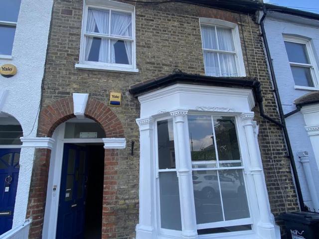 Gilstead Road, London, SW6 2 bed flat to rent £2,750 pcm £635 pw