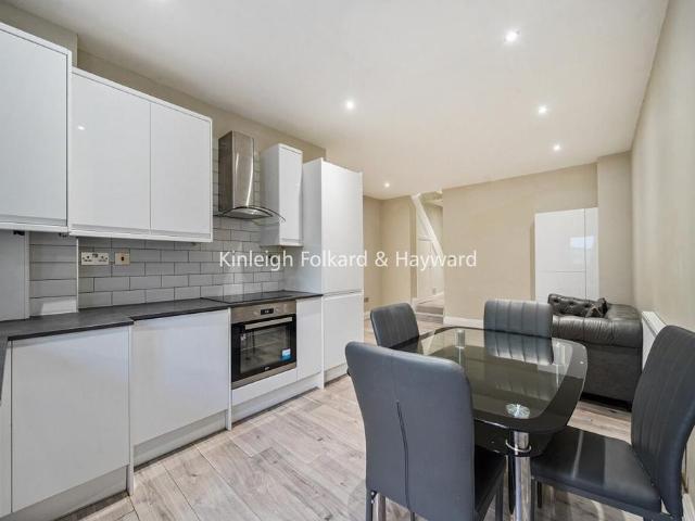 Gipsy Road, London, SE27 3 bed maisonette to rent £2,350 pcm £542 pw