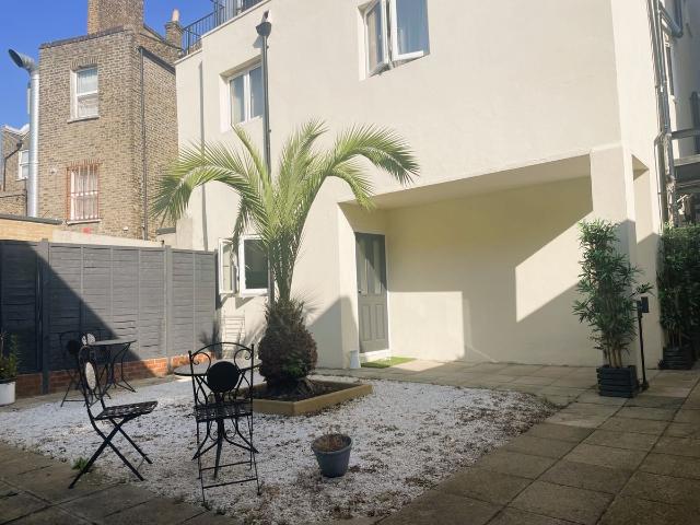 Gipsy Road, London SE27, 3 bed flat to rent, £2,495 pcm | PrimeLocation
