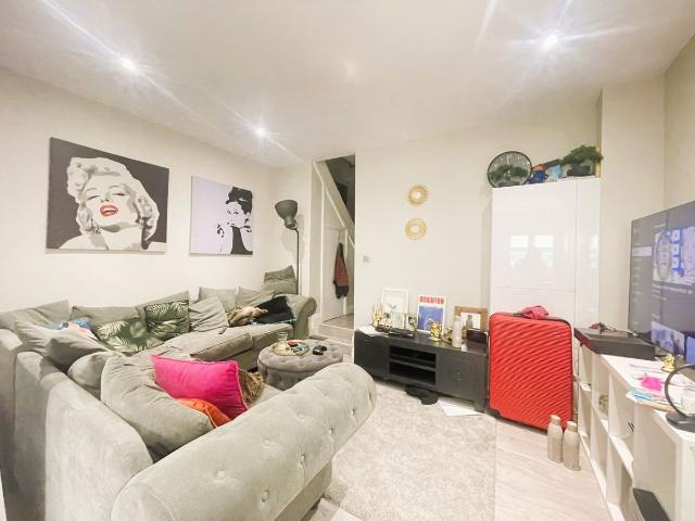 Gipsy Road, London SE27, 3 bed flat to rent, £2,495 pcm | PrimeLocation