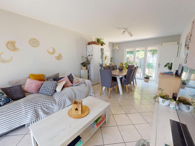 Girardi Immobilier vous présente cette charmante maison F5 mitoyenne d'un côté sur un beau terrain de 8,14 are