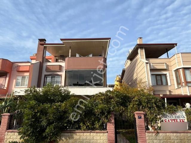 Giray Sitesinde 5+1 Müstakil Tripleks Villa