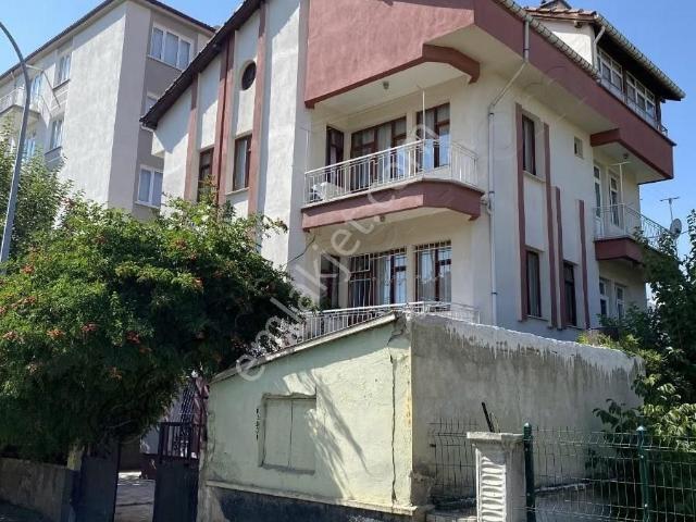 Girişimciden İstasyon Mah. Satılık 3 Katlı Müstakil Ev