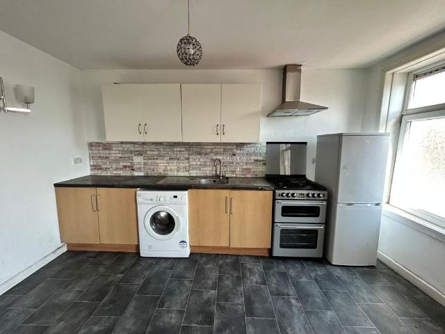 Girlington Road, Bradford, BD8 2 bed apartment to rent £660 pcm £152 pw
