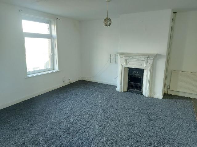 Girlington Road, Bradford BD8, 2 bed flat to rent, £660 pcm | PrimeLocation