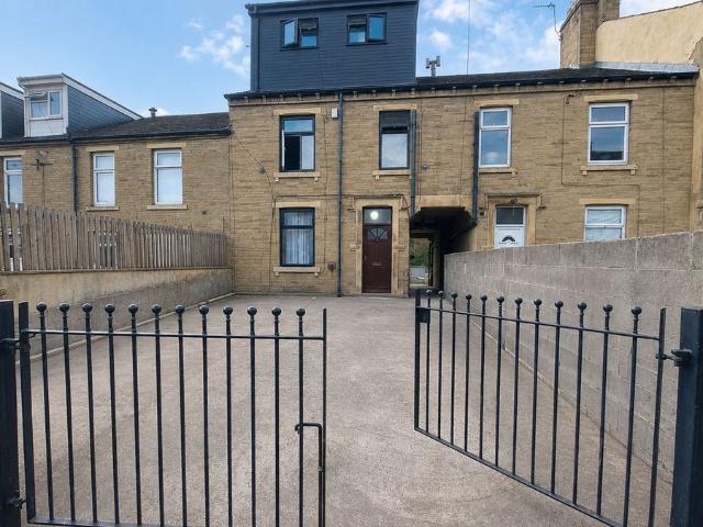 Girlington Road, Bradford BD8, 4 bed terraced house to rent, £995 pcm | PrimeLocation