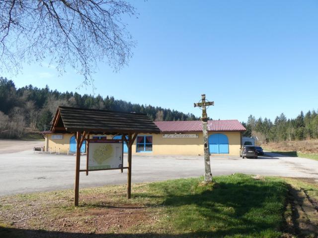 GIRMONT VAL D'AJOL 88 établissement à vendre de 3000m² au sol, mêlant dance et restauration.Terrain 25000m²