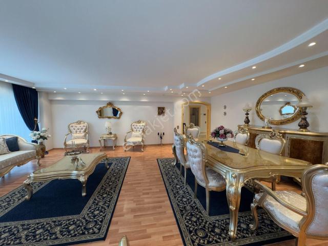Girne Bulvarı'nda Köşe Cephe/müstakil Ev Ferahlığında, 280m2, 4+1
