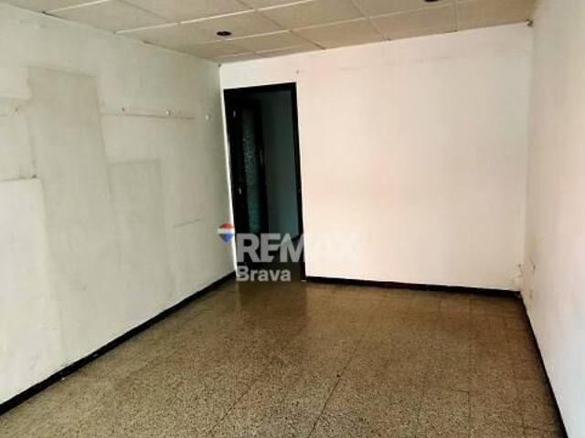 Oportunidad bancaria: Piso a reformar en la Quinta planta, sin ascensor