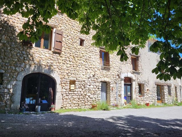 Gites et Chambres d'hôtes Saint Geniez 538 m2 Alpes de Haute. 538m² Saint Geniez
