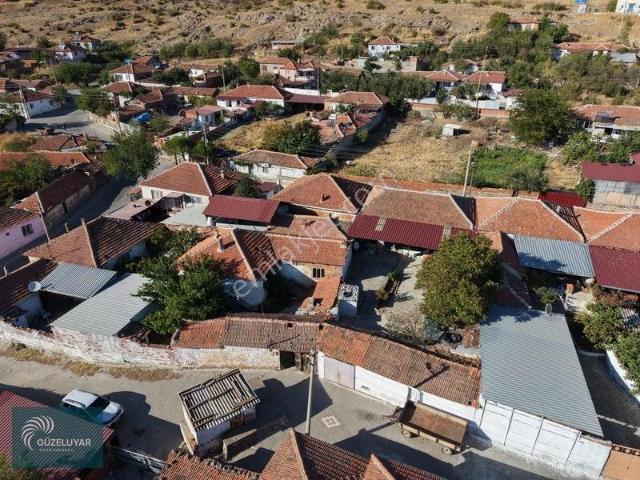Göçbeyli Mahallesinde 250 M² Alanda 2 Ayrı Ev