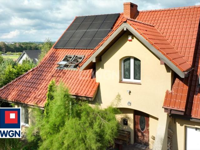 Nowoczesny dom z kominkiem, fotowoltaiką i garażem