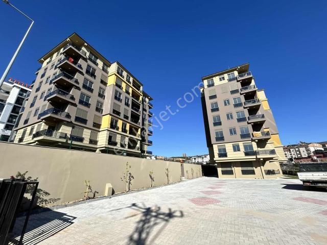 Göçerler Havuzlu Site Katta Kiralık Sıfır 3+1 Ebeveyn Banyo