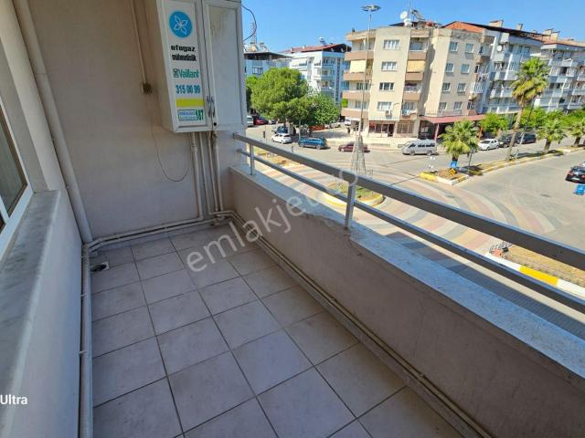 Göçmen Gayrimenkul'den Çarşı Merkezde 3+1 Kiralık Daire