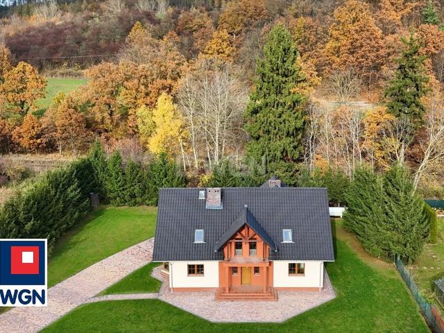 Polecam przestronny dom 311 m² z garażem i ogrodem w Gołogłowach