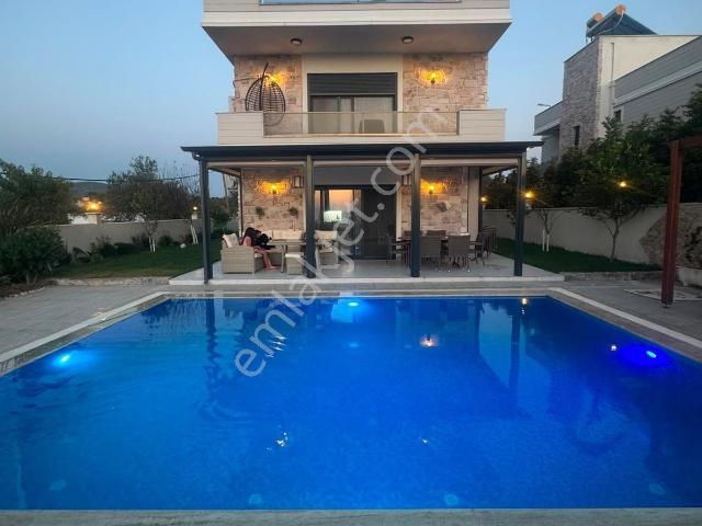 Gömeç Karaağaç'ta Havuzlu Deniz Manzaralı 5+2 Tripleks Villa