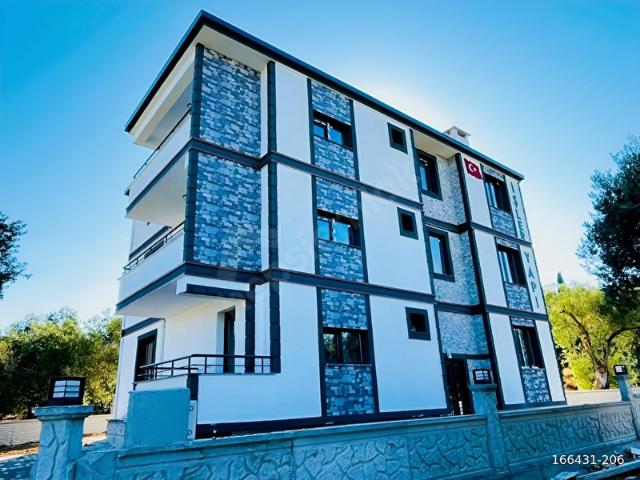 GÖMEÇ KARAAĞAÇ'TA MUHTEŞEM KONUMDA 1+1 ARA KAT DAİRE