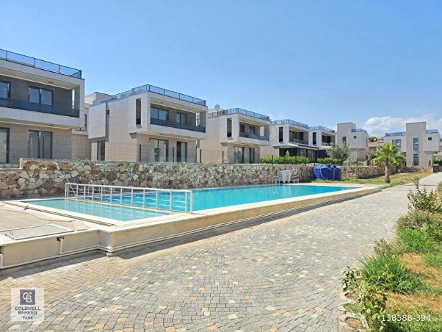 Gömeç Sahilde Denize 300m havuzlu sitede Satılık 3+1 Lüks Villa