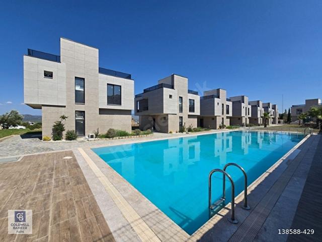 Gömeç Sahilde Denize 300m Havuzlu Sitede Satılık 3+1 Lüks Villa