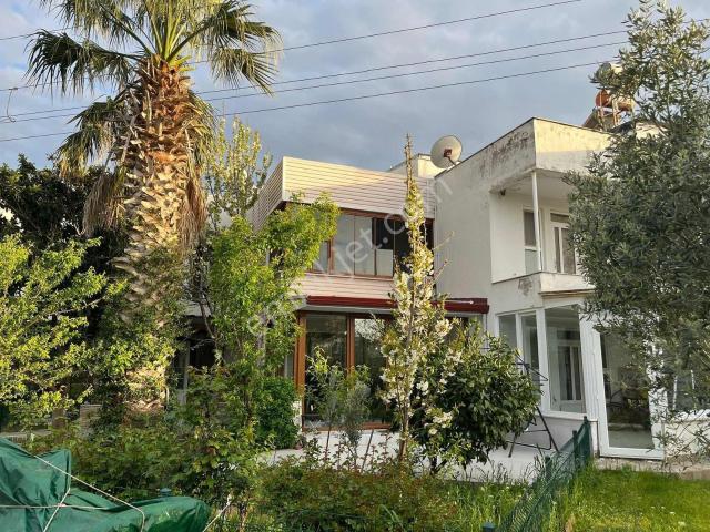 Gömeçte Denize Yakın Site İçinde Bahçeli Temiz Villa
