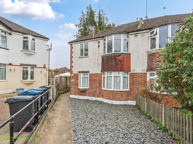 Gomshall Gardens, Kenley, CR8 2 bed end of terrace house to rent £1,450 pcm £335 pw