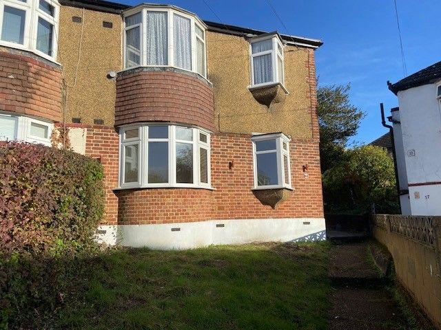 Gomshall Gardens, Kenley CR8, 2 bed maisonette to rent, £1,500 pcm | PrimeLocation