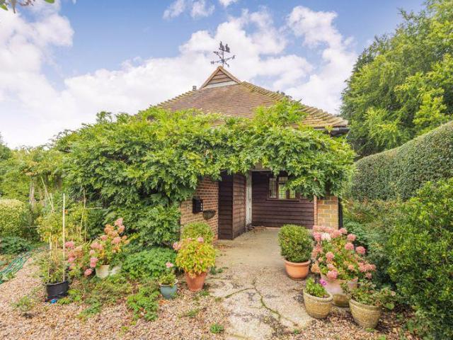 Gomshall Lane, Shere 1 bed detached bungalow to rent £1,525 pcm £352 pw