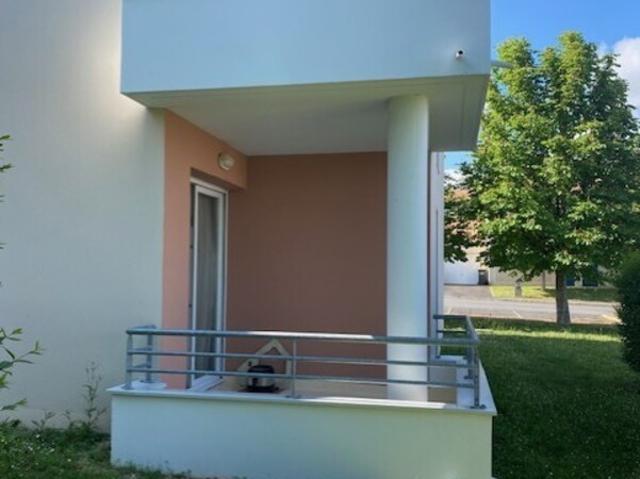 Gond Pontouvre, dans une résidencce au calme entourée d'un parc, appartement de 48 m2 en RDC, avec terrasse couverte et rambarde