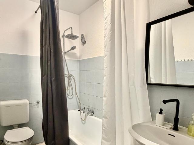 Good, modern, fully equipped 3 room worker's apartment for 1 to 6 people in 47167 Duisburg