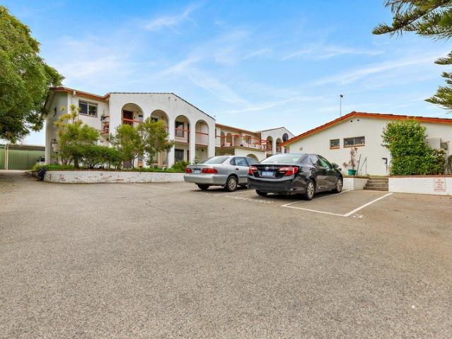 GOOD BONES. GREAT LOCATION